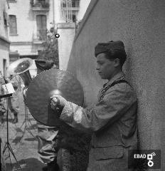 Musicista che suona.
[La foto  stata scattata nel 1940-1943 a SALERNO negli spazi di VIA BASTIONI dell'ex MONASTERO di SAN MICHELE ARCANGELO, di et longobarda e soppresso nel 1866; negli anni a cui risale la foto, una parte dell'ex Monastero era adibita a CASERMA della MILIZIA VOLONTARIA PER LA SICUREZZA NAZIONALE, indicata pi semplicemente con l'acronimo MVSN, ma anche identificata con l'espressione CAMICIE NERE.
In particolare la foto si riferisce alla visita in Caserma di un Console della MVSN. Su indicazione di Massimo La Rocca]