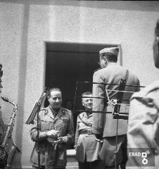 Musicisti.La foto  stata scattata nel 1940-1943 a SALERNO negli spazi di VIA BASTIONI dell'ex MONASTERO di SAN MICHELE ARCANGELO, di et longobarda e soppresso nel 1866; negli anni a cui risale la foto, una parte dell'ex Monastero era adibita a CASERMA della MILIZIA VOLONTARIA PER LA SICUREZZA NAZIONALE, indicata pi semplicemente con l'acronimo MVSN, ma anche identificata con l'espressione CAMICIE NERE.
In particolare la foto si riferisce alla visita in Caserma di un Console della MVSN. Su indicazione di Massimo La Rocca]