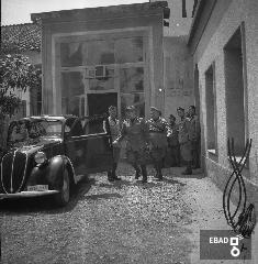 Autorit militare e macchina d'epoca.
La foto  stata scattata nel 1940-1943 a SALERNO negli spazi di VIA BASTIONI dell'ex MONASTERO di SAN MICHELE ARCANGELO, di et longobarda e soppresso nel 1866; negli anni a cui risale la foto, una parte dell'ex Monastero era adibita a CASERMA della MILIZIA VOLONTARIA PER LA SICUREZZA NAZIONALE, indicata pi semplicemente con l'acronimo MVSN, ma anche identificata con l'espressione CAMICIE NERE.
In particolare la foto si riferisce alla visita in Caserma di un Console della MVSN. Su indicazione di Massimo La Rocca]