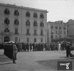 Militari.
[La foto  stata scattata a Salerno in Piaza Cavour davanti a Palazzo Sant'Agostino(ex Prefettura) attuale sede della Provincia. Nota a cura di Anna De Falco]