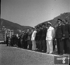 La foto, databile al 1939-43,  stata scattata a Salerno nel tratto del Lungomare Trieste prospiciente Palazzo Sant'Agostino attuale sede della Provincia di Salerno. A sinistra si vede Palazzo Natella, mentre a destra in alto il Castello Arechi. Le persone presenti stanno guardando in direzione del mare. Su indicazione di Massimo La Rocca]