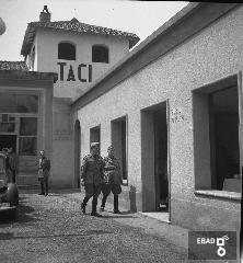 Militari nel cortile di una caserma.
La foto  stata scattata nel 1940-1943 a SALERNO negli spazi di VIA BASTIONI dell'ex MONASTERO di SAN MICHELE ARCANGELO, di et longobarda e soppresso nel 1866; negli anni a cui risale la foto, una parte dell'ex Monastero era adibita a CASERMA della MILIZIA VOLONTARIA PER LA SICUREZZA NAZIONALE, indicata pi semplicemente con l'acronimo MVSN, ma anche identificata con l'espressione CAMICIE NERE.
In particolare la foto si riferisce alla visita in Caserma di un Console della MVSN. Su indicazione di Massimo La Rocca]