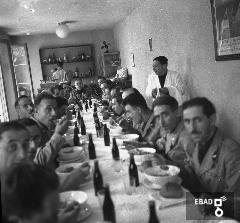 Miitari a mensa durante i pasti.
[La foto  stata scattata nel 1940-1943 a SALERNO negli spazi di VIA BASTIONI dell'ex MONASTERO di SAN MICHELE ARCANGELO, di et longobarda e soppresso nel 1866; negli anni a cui risale la foto, una parte dell'ex Monastero era adibita a CASERMA della MILIZIA VOLONTARIA PER LA SICUREZZA NAZIONALE, indicata pi semplicemente con l'acronimo MVSN, ma anche identificata con l'espressione CAMICIE NERE.
In particolare la foto si riferisce alla visita in Caserma di un Console della MVSN. Su indicazione di Massimo La Rocca]