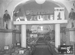 Esposizione per l'inaugurazione dell'anno scolastico, anni '30.
[Foto scattata all'interno dei magazzini Standa di Salernoin Corso Vittorio Emanuele. Nota a cura di Anna De Falco]