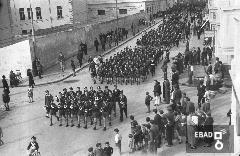 Reparti fascisti dei balilla guidati da ufficiali che sfilano per le vie cittadine.
[La foto  scattata in Corso Vittorio Emanuele all'altezza della scuola Vicinanza (edificio dsulla sinistra). Nota a cura di Anna De Falco]