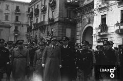 Generale Pietro Badoglio accompagnato da autorit militari [in piazza Flavio Gioia. A destra c' la Porta Nova. Nota a cura di Anna De Falco]