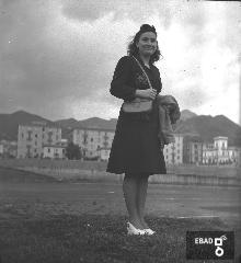 Ragazza in posa.
[Foto scatta a Salerno all'interno dello stadio Vestuti, la cui inaugurazione era avvenuta il 28 ottobre 1934. Nota a cura di Massimo La Rocca].