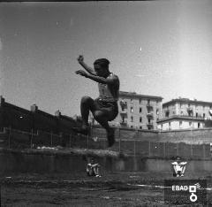 Atleta ritratto durante una gara.
[Foto scatta a Salerno all'interno dello stadio Vestuti, la cui inaugurazione era avvenuta il 28 ottobre 1934. Nota a cura di Massimo La Rocca].