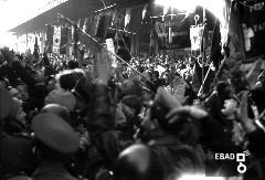 Manifestanti.
[Salerno Corso Garibaldi. L'inaugurazione del nuovo Palazzo di Giustizia avvenuto nel Giugno 1939. Alla cerimonia di inaugurazione intervenne il Ministro della Giustizia Solmi a cui i salernitani chiedevano una venuta del duce in citt. Il duce in citt era stato sempre di passaggio come documenta il VS archivio e come nel 1935 con la visita ad Eboli per il saluto alle truppe in partenza per l'A.O.I. Nota a cura di Giuseppe Nappo]