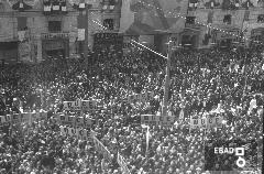 Manifestanti con cartelloni portanti la dicitura "Duce ti vogliamo a Salerno".
[Salerno Corso Garibaldi. Le tre foto appartengono allo stesso evento. L'inaugurazione del nuovo Palazzo di Giustizia avvenuto nel Giugno 1939. Alla cerimonia di inaugurazione intervenne il Ministro della Giustizia Solmi a cui i salernitani chiedevano una venuta del duce in citt. Il duce in citt era stato sempre di passaggio come documenta il VS archivio e come nel 1935 con la visita ad Eboli per il saluto alle truppe in partenza per l'A.O.I. Nota a cura di Giuseppe Nappo]