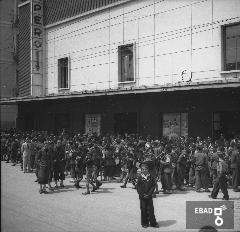 Persone davanti ad un cinematografo.
[Cinema Impero a Salerno in Corso Vittorio Emanuele, poi Metropol. Nota a cura di Anna De Falco]