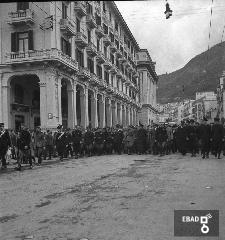 Autorit militari che marciano nei pressi del Teatro Verdi.
La foto  stata scattata in via Roma e il primo edificio sulla sinistra  palazzo Natella a seguire il palazzo di citt. Nota a cura di Anna De Falco]