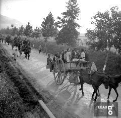 Contadini su carretti trainati da cavallo