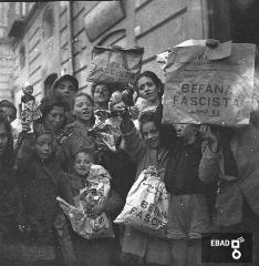 Bambini che ricevono i doni della Befana