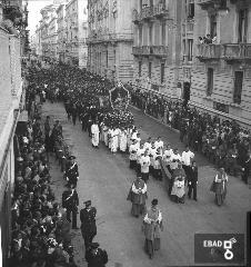 Processione per le strade di Salerno. Preceduto dall'arcivescovo Monterisi il busto argenteo di San matteo  portato in processione in Via Roma. [Nota di Giuseppe Nappo]