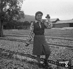 Contadina in un campo di mele