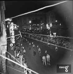 Persone per strada che assistono alla processione di San Matteo