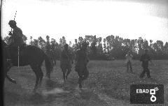 Militari in campo. [Su indicazione di Antonino Gallotta: Esercitazioni equestri alla Jonta di Persano, anni '30].