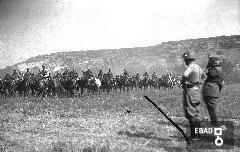 Militari a cavallo. [Su indicazione di Antonino Gallotta: reparto di artiglieria a cavallo in movimeno, anni '30 dello scorso secolo].