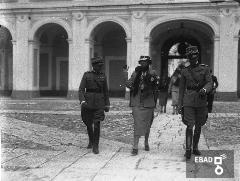 Principe Umberto con altre persone nel cortile del palazzo Reale. [Su indicazione di Antonino Gallotta: L'Ufficiale che accompagna i prncipi  il Col. Giuseppe Caputo, Direttore del Centro Rifornimento Quadrupedi di Persano].