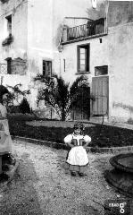 Bambina in piazza Pendino