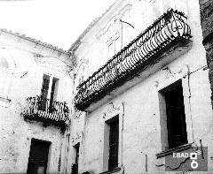 Decorazioni in stile tardo barocco e balconate in ferro battuto a motivi floreali di palazzo Romano Cesareo in via Vacca