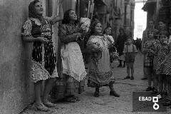 Bambine con costumi tipici in occasione della Festa dell'uva,  in Corso Umberto I