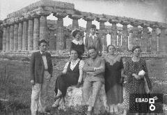 Persone davanti ai templi di Paestum