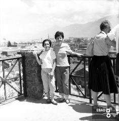 Persone che visitano gli scavi di Pompei