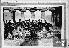 Bambini e insegnanti in posa davanti a un  tempio di Paestum. Tra i presenti  stato riconosciuto Vincenzo Paesano e Biagino Barone