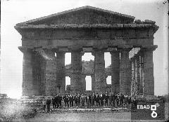 Tempio di Paestum (cosiddetto Tempio di Nettuno) e gruppo di persone