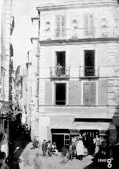 Corso Umberto I angolo Via Borgo. In primo piano il Palazzo Zuccaro. Sotto, l'armeria Pindozzi