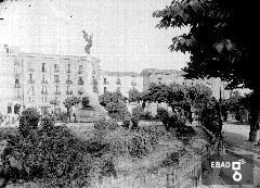 Giardini e Monumento ai Caduti della Grande Guerra in piazza Francesco Spirito, attuale Piazza della Repubblica,sullo sfondo palazzi di via Matteotti