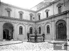 Chiostro dell'ex municipio nel complesso monumentale di San Francesco