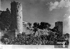 Foto del Castello Colonna, con la torre sveva di forma cilindrica e normanna di forma quadrilatera,  anni 20