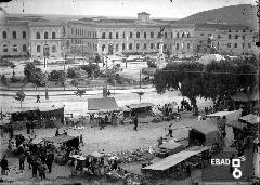 Piazza Francesco Spirito, attuale piazza della Repubblica, con addobbi e bancarelle per la festa patronale di San Vito