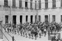 Alunni durante gli esercizi ginnici nel cortile delle scuole elementari