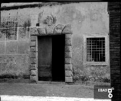 Portale Palazzo Martucci in via Castello con stemma ,  anni 50