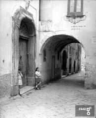 Palazzo Romano Cesareo (XVIII secolo, ma di origine medievale), tra i palazzi di maggiore interesse storico-architettonico. Interessante all'interno la scala ellittica con due rampe semicircolari, il portale in pietra modanata e l'arco su Via G.Vacca