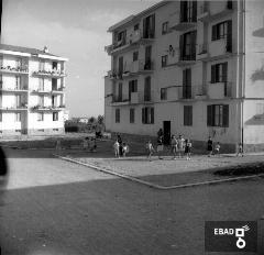 Palazzine popolari al Paterno e bimbi che giocano, anni 70