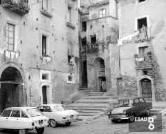 Palazzo Perretta, Vicolo I e II Pozzo in Piazza San Lorenzo