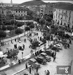 Panoramica della fiera  campionaria per l'agricoltura in piazza della Repubblica e auto dell'epoca, anno 1956