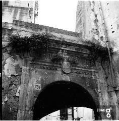 Portale con stemma del cinquecentesco  palazzo gentilizio appartenuto alla famiglia Corcione, tra le piu'  illustri della citta' , nei pressi della chiesa di  San Nicola, anni 60