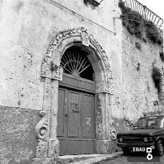 Via Gaetano Genovese. Portale in pietra del Palazzo Campagna