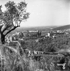 Veduta del Castello Colonna, Santuario dei SS. Cosma e Damiano e acquedotto medievale, anni 60