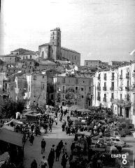 Mercato nella Piazza Borgo e sullo sfondo il centro storico con il complesso monumentale di San Francesco