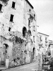 Palazzo Campagna in via Gaetano Genovese - Ancora visibili le bifore, oggi murate