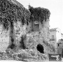 Torre sveva  del Castello Colonna che affaccia su  via Castello, anni 70