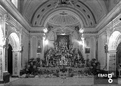 Interno della chiesa di Sant'Antonio. Altare maggiore addobbato per la funzione dei Sepolcri del Gioved Santo.