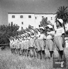 Bambini della colonia marina di  San Antonio mentre eseguono il saluto fascista